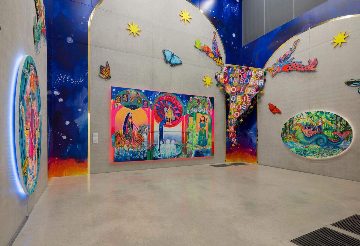 Instalación ‘No los dejemos dormir’ (Let’s Not Let Them Sleep), 2023, yute, lana, hilo, fieltro, tul, acrílico y cuentas, 175 x 90 pulgadas.