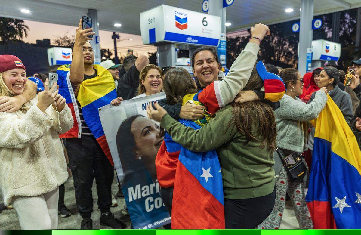 Venezolanos exiliados que viven en el sur de Florida celebran frente a El Arepazo, en Doral, Florida, después de que Estados Unidos atacara Venezuela y capturara al líder venezolano Nicolás Maduro, el 3 de enero de 2026.