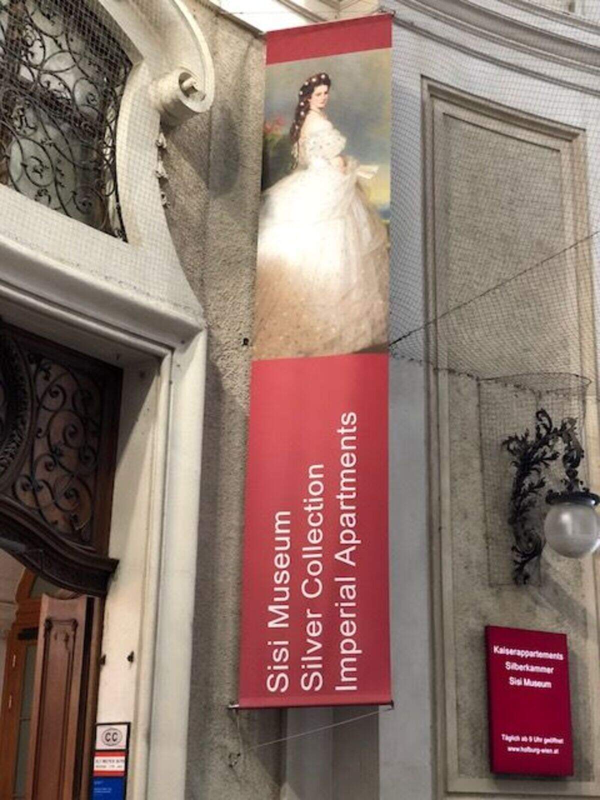 Puerta de entrada al Museo de Sissi Emperatriz en el Palacio Hofberg.