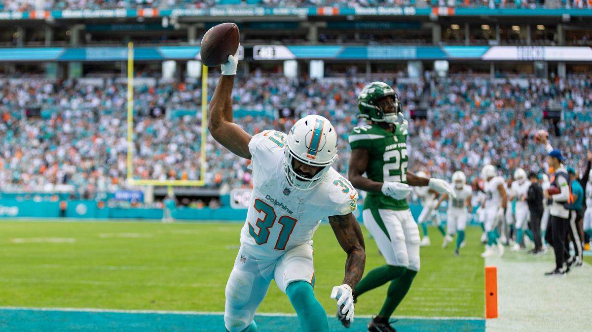 El running back de los Dolphins Raheem Mostert celebra tras anotar un touchdown contra los Jets de New York, en el partido efectuado el 17 de diciembre de 2023 en el Hard Rock Stadium en Miami Gardens, Florida.