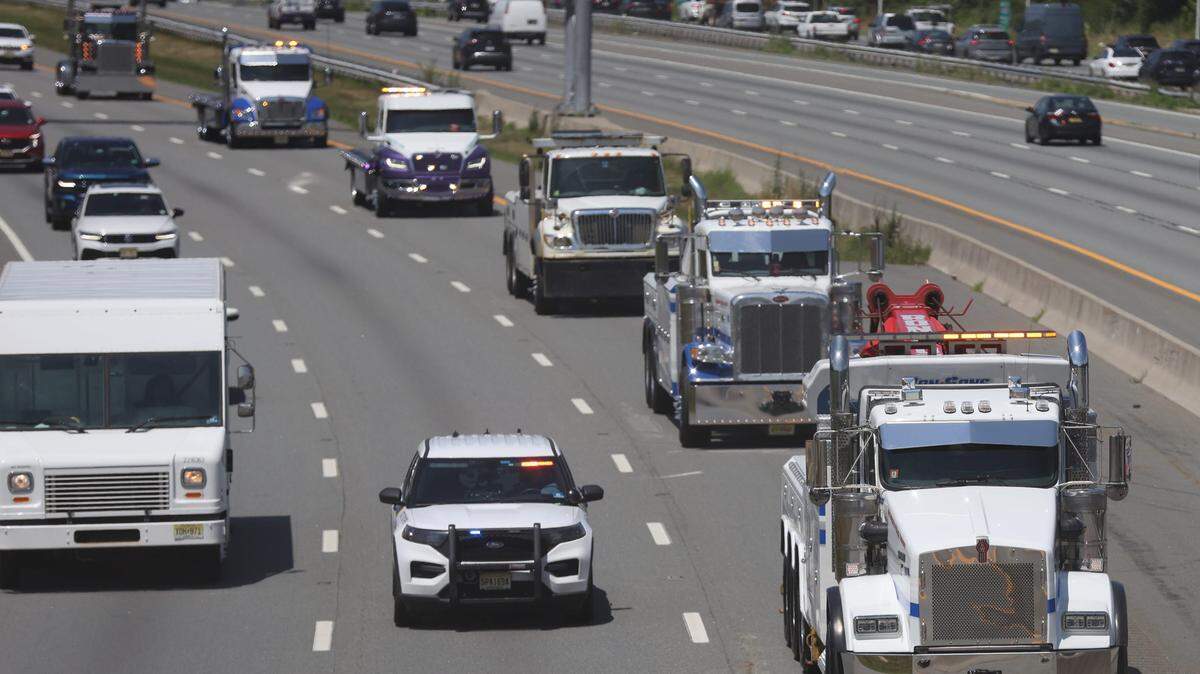 Un convoy de grúas recorrió la Ruta 80 en dirección este hacia el cementerio Gates of Heaven, en East Hanover en New Jersey.