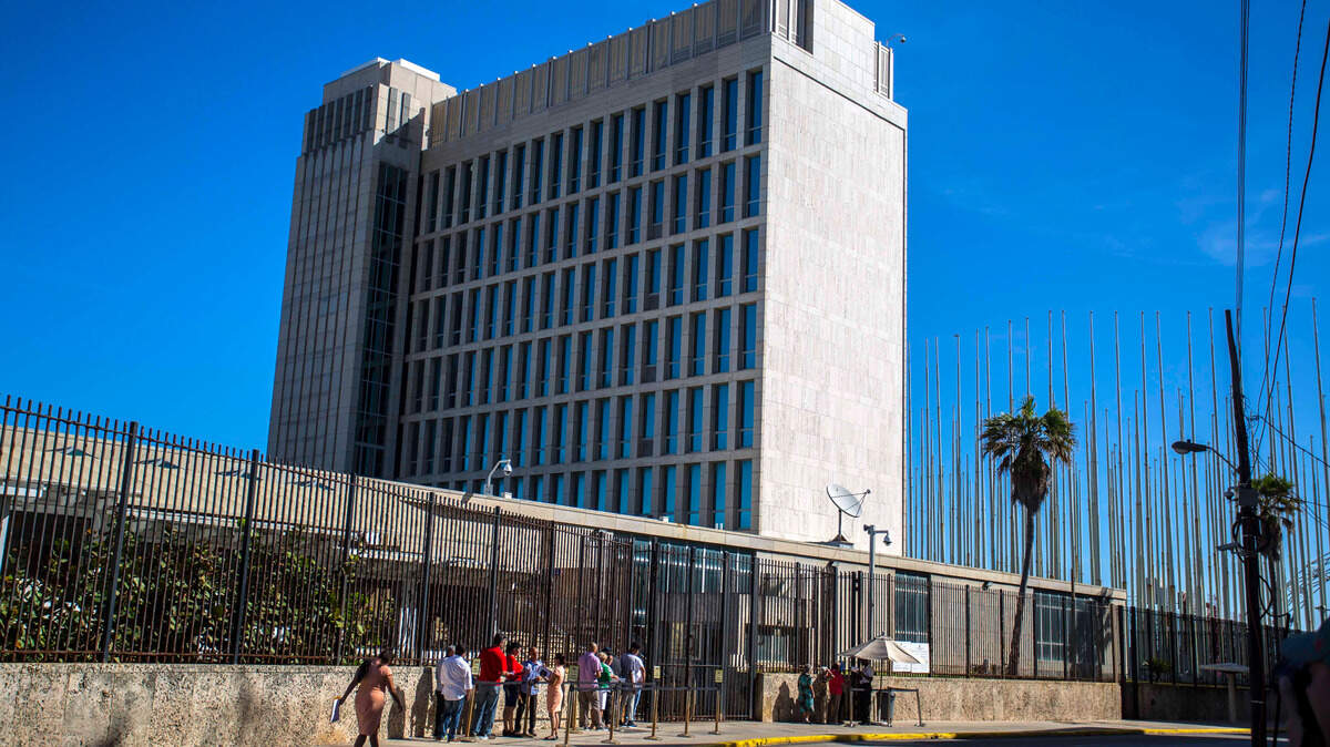 Varios cubanos hacen fila afuera de la embajada de Estados Unidos en La Habana, en una imagen de noviembre del 2016.