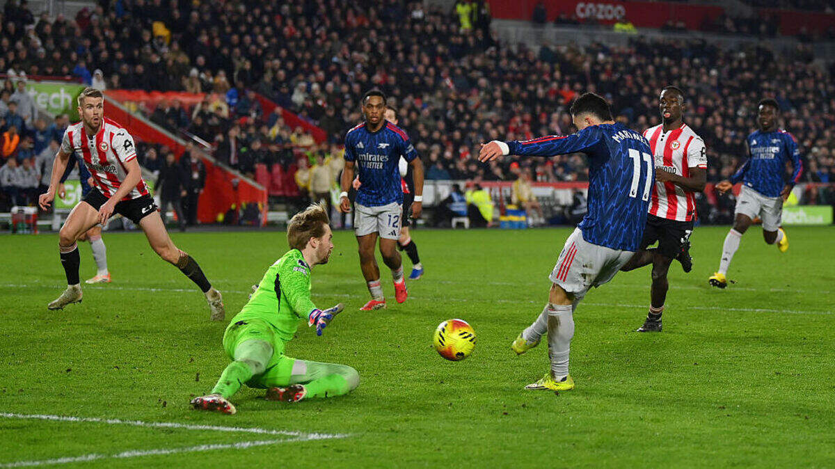 El jugador del Arsenal Gabriel Martinelli dispara a puerta en el partido de la liga inglesa ante Brentford, celebrado el 12 de febrero de 2026. 