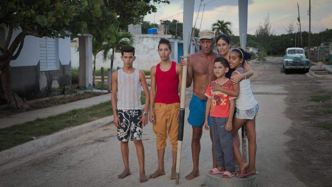 Esta familia cubana se debate entre el deseo de la madre de buscar una mejor vida en Estados Unidos y los lazos del padre con su familia y amigos en la isla, y la villa de pescadores donde nació. De izqierda a derecha: Karel, Kevin, Orlando (Pita), Mariela con Orlandito y Cynthia.