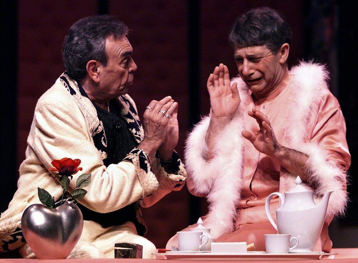 Los actores Paco Moran (i) y Joan Pera (d), durante el ensayo de su obra teatral “La Jaula de las Locas”, en el Teatro Condal de Barcelona. 