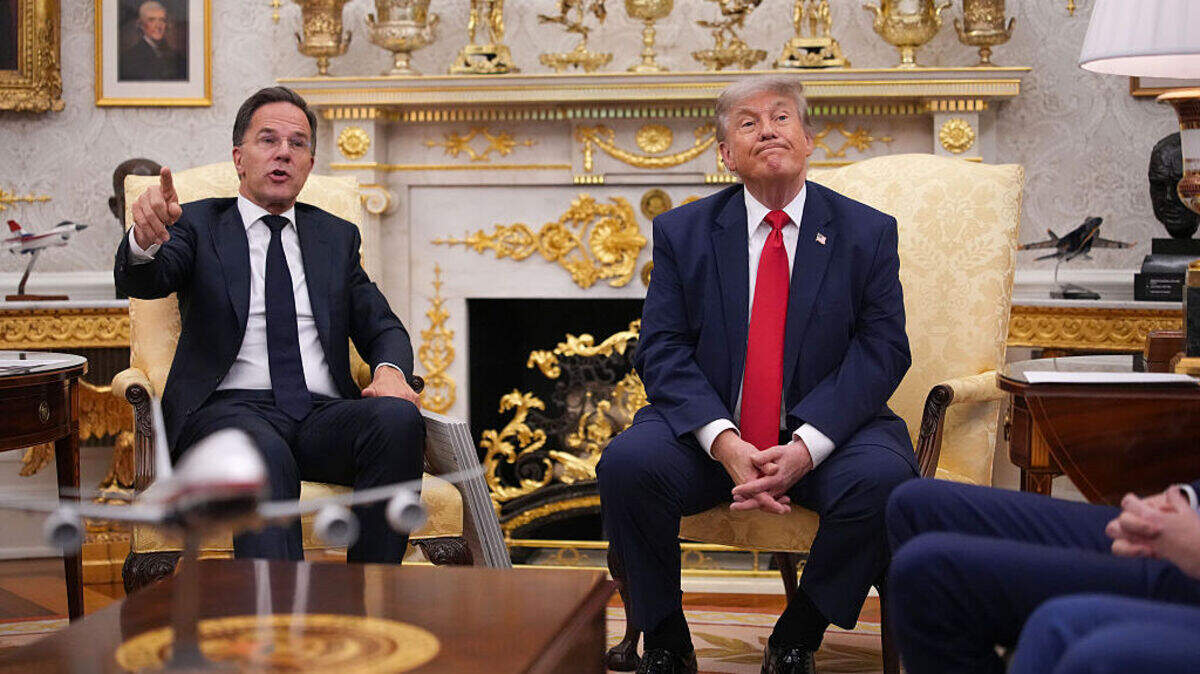 El secretario general de la OTAN, Mark Rutte (izq.), y el presidente de Estados Unidos, Donald Trump, conversan durante una reunión en el Despacho Oval de la Casa Blanca, el 24 de junio de 2026 en Washington DC.