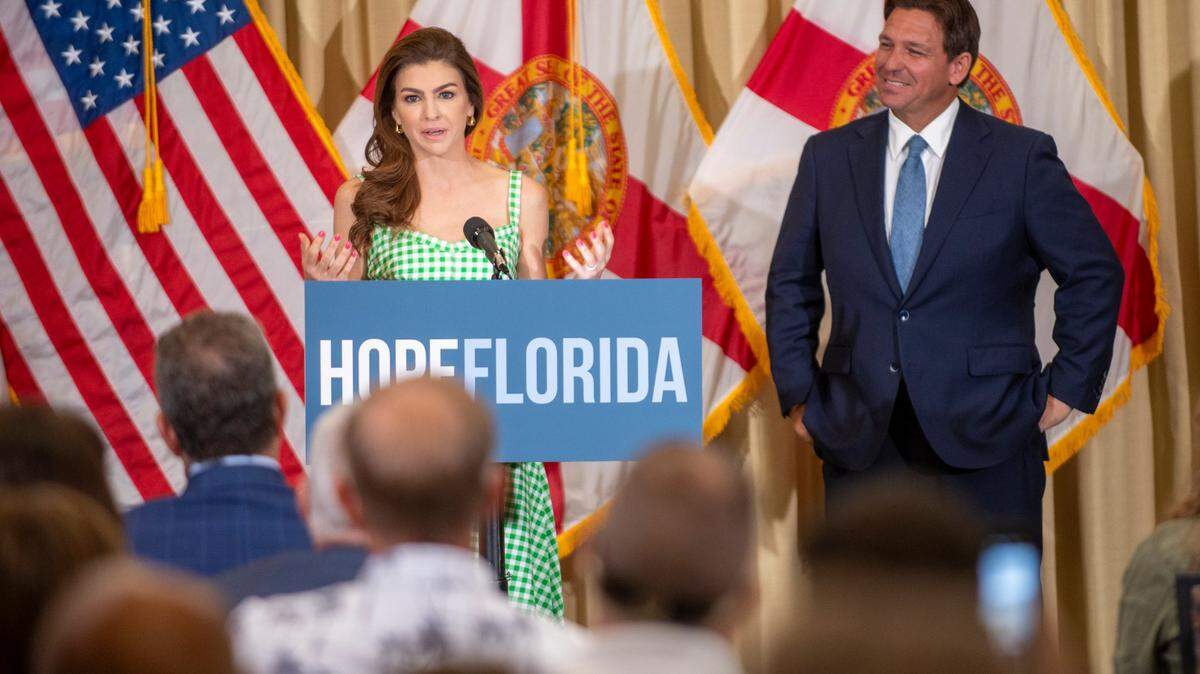 La primera dama, Casey DeSantis, habla junto al gobernador de Florida, Ron DeSantis, durante una conferencia de prensa el 29 de julio de 2024 en Tampa. 