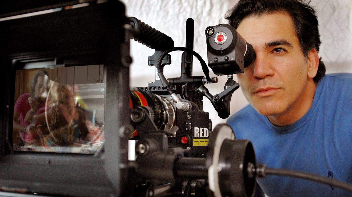El cineasta y poeta cubano Ernesto Fundora será parte de la Feria Internacional del Libro de Miami 2023, donde presentará su nueva obra, “Instinto de barricada”.