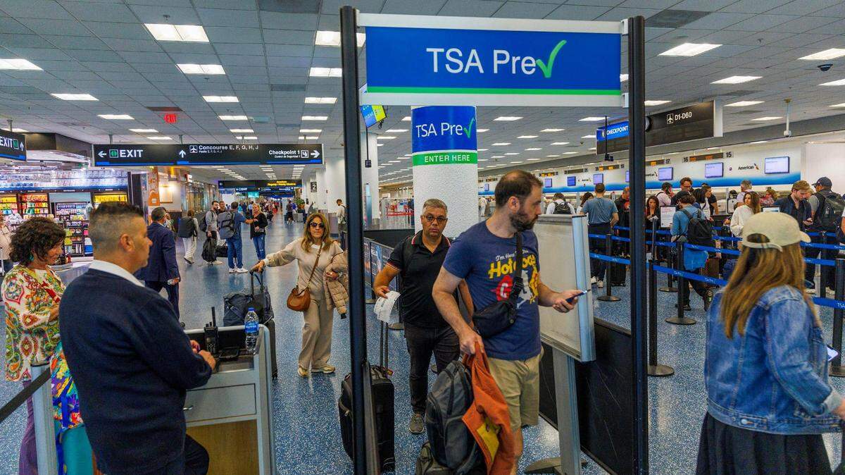 Pasajeros pasan por un control de seguridad en el Aeropuerto Internacional de Miami, después que la Administración de Seguridad en el Transporte comenzó a aplicar la REAL ID para viajar, el miércoles 7 de mayo de 2025.