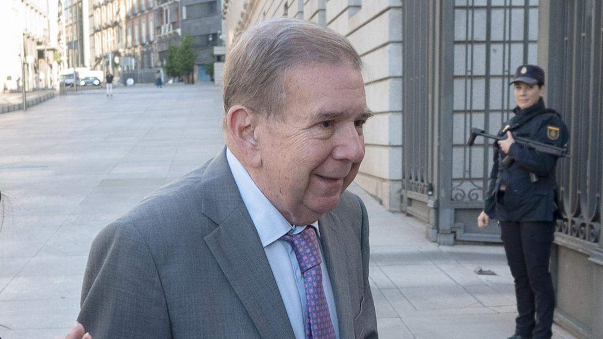 El opositor venezolano Edmundo González, llega una reunión con el presidente del PP, en el Congreso de los Diputados, a 17 de septiembre de 2024, en Madrid (España). 