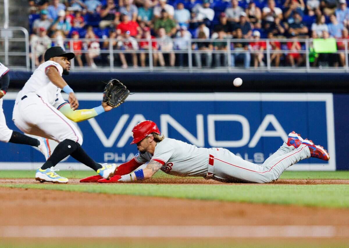 El pelotero de los Filis de Filadelfia Bryson Stott es puesto out en segunda base por el torpedero de los Marlins Otto López, en el segundo inning del partido celebrado el 19 de junio de 2025 en Miami.
