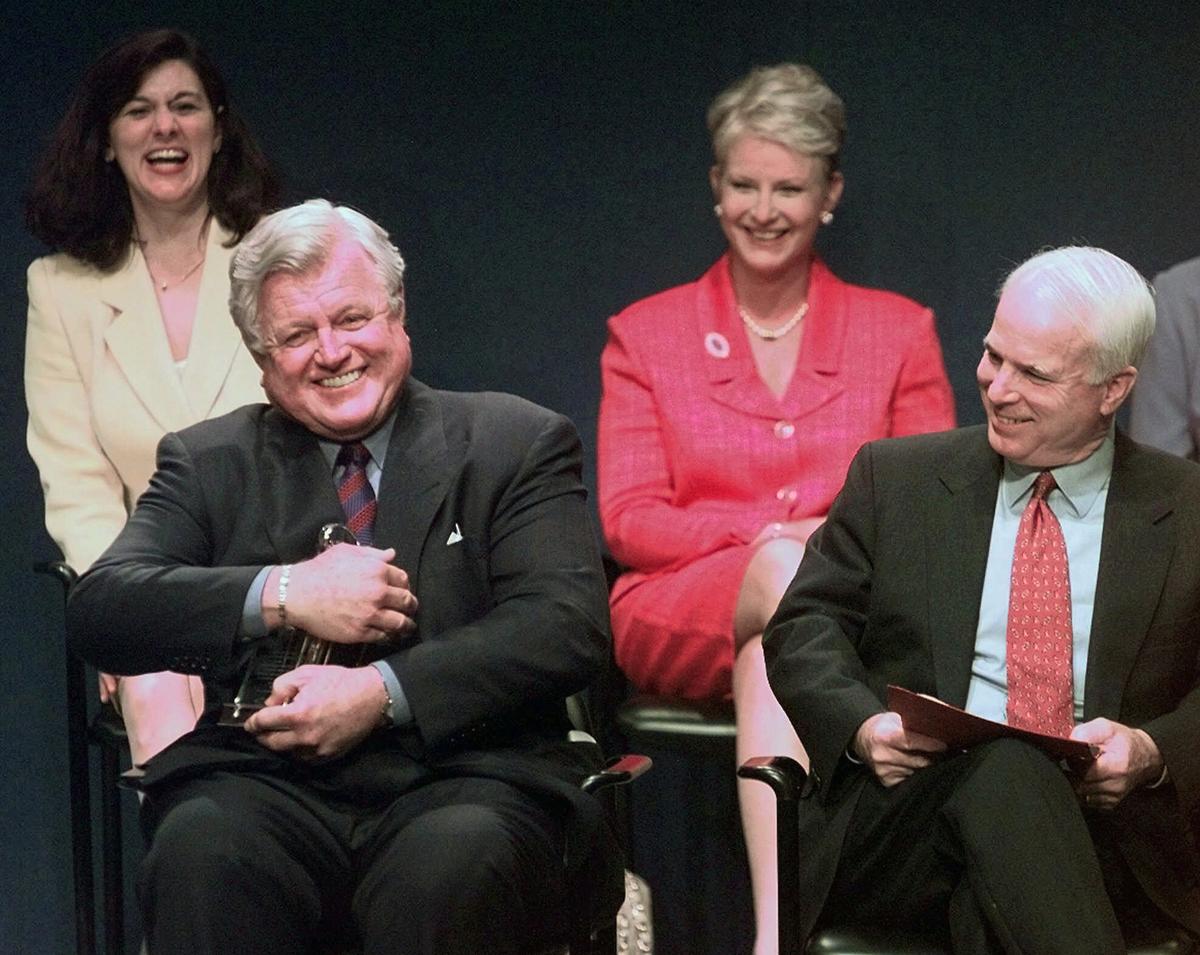 El senador demócrata de Massachusetts, Edward Kennedy, comparte amistosamente con el senador republicano de Arizona John McCain en esta foto tomada en la biblioteca John F. Kennedy, en Boston, en mayo de 1999.