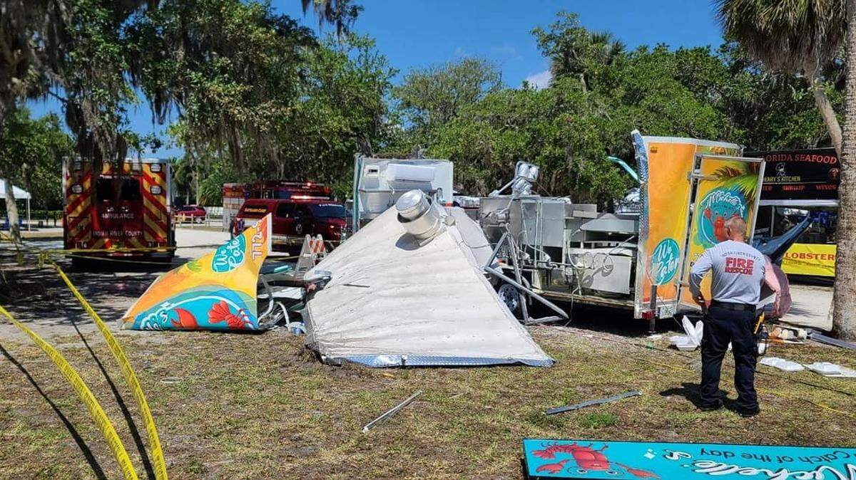 El camión de comida participaba como vendedor en el Festival de Mariscos de este fin de semana que se lleva a cabo dentro de Riverside Park. Una persona sufrió quemaduras graves y fue trasladada en avión a la Unidad de Quemados del Hospital Arnold Palmer en Orlando para recibir tratamiento.