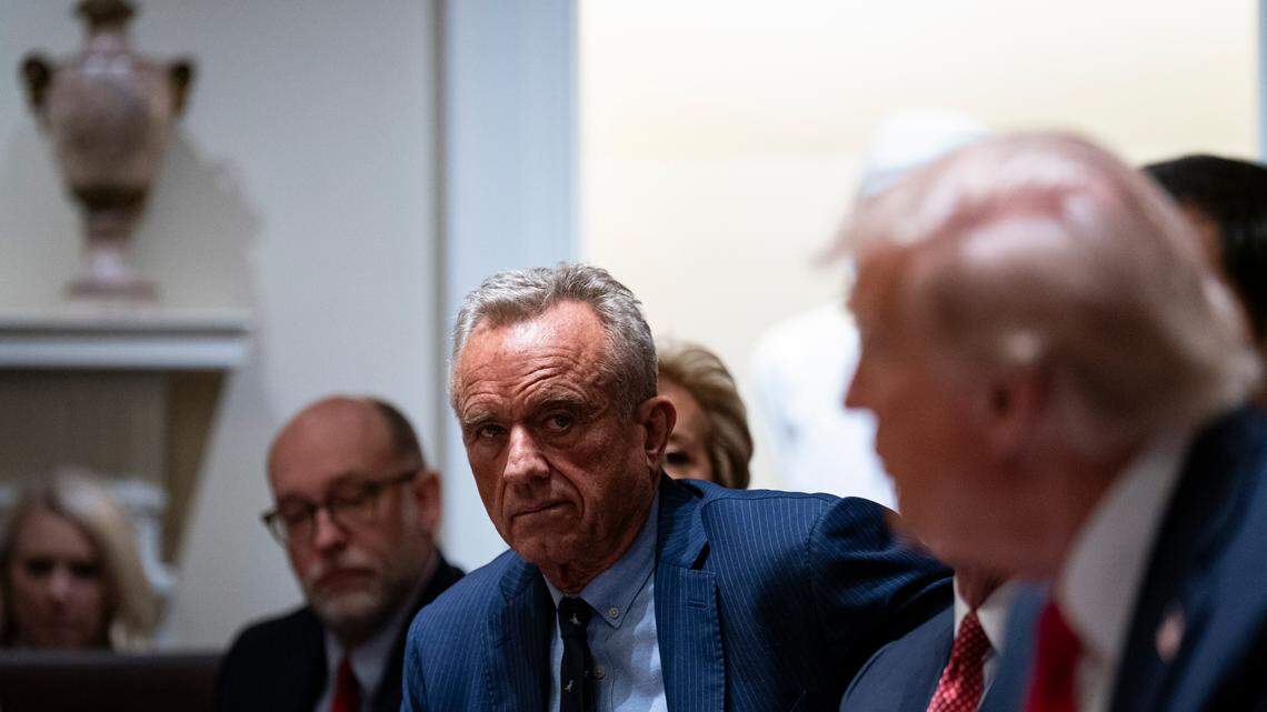 El presidente Donald Trump (der.) lidera una reunión de su Gabinete, junto al secretario de Salud, Robert F. Kennedy (centro), y el director de la Oficina de Administración y Presupuesto (OMB), Russell Vought (izq.), el 26 de febrero de 2025.