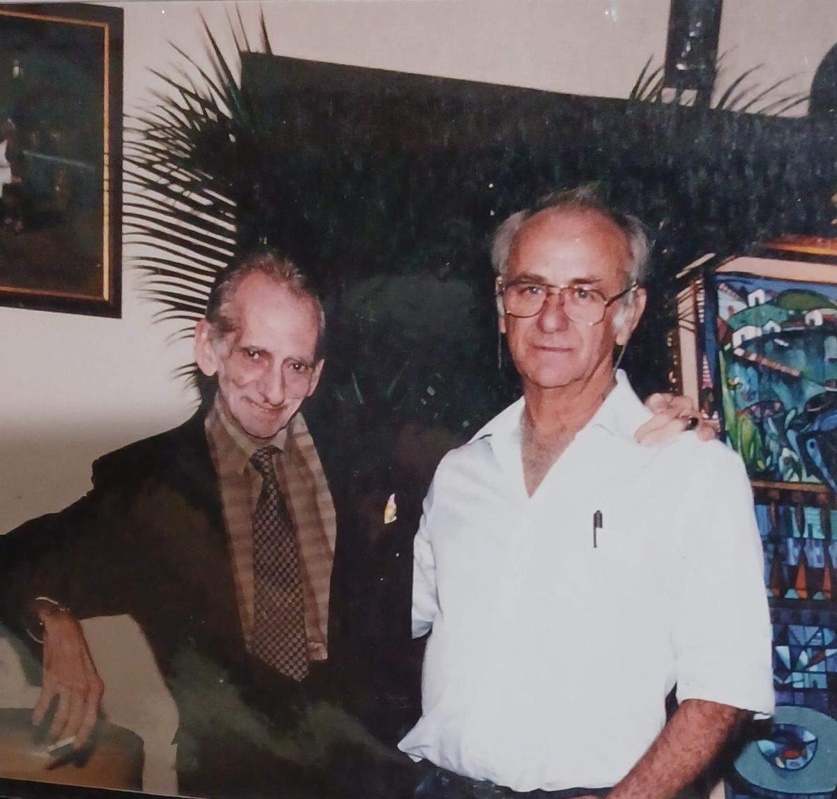  A la izquierda de Orlando G. Naranjo, el legendario pintor cubano José María Mijares. 