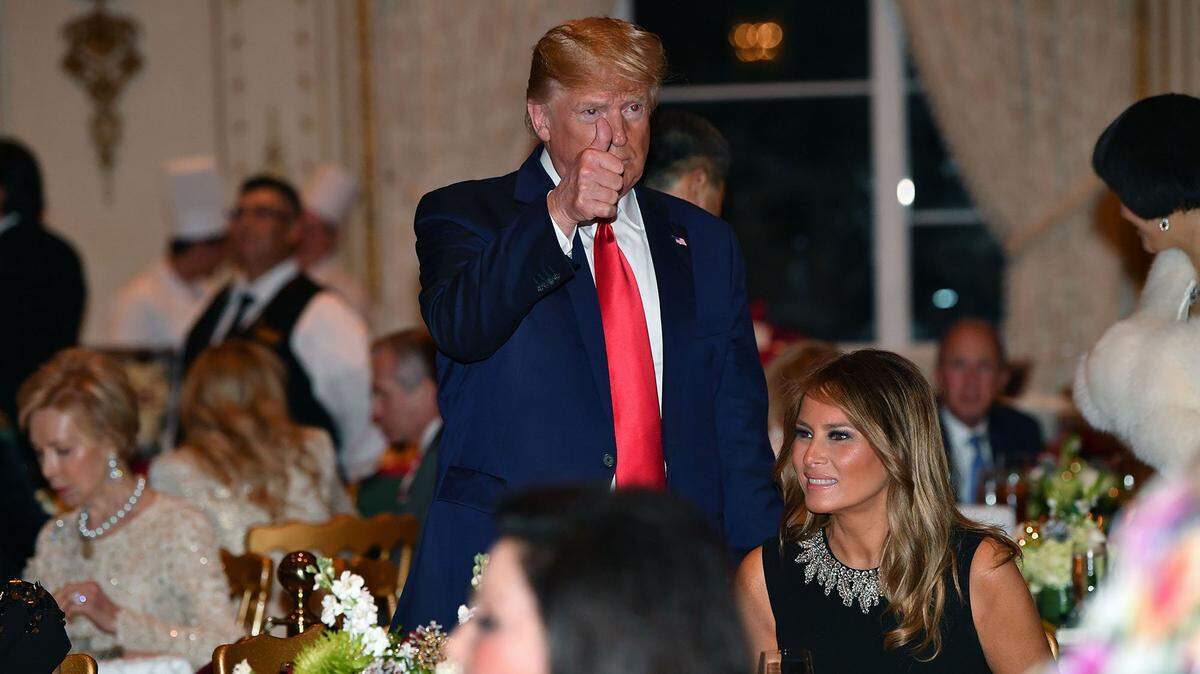 El presidente Donald Trump y la primera dama Melania Trump asisten a la cena de Nochebuena, el martes 24 de diciembre de 2019, en Mar-a-Lago, Palm Beach, Florida.