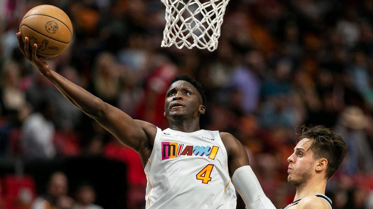 El jugador del Heat Victor Oladipo anota en el partido ante los Spurs de San Antonio, celebrado el 10 de diciembre de 2022 en Miami.