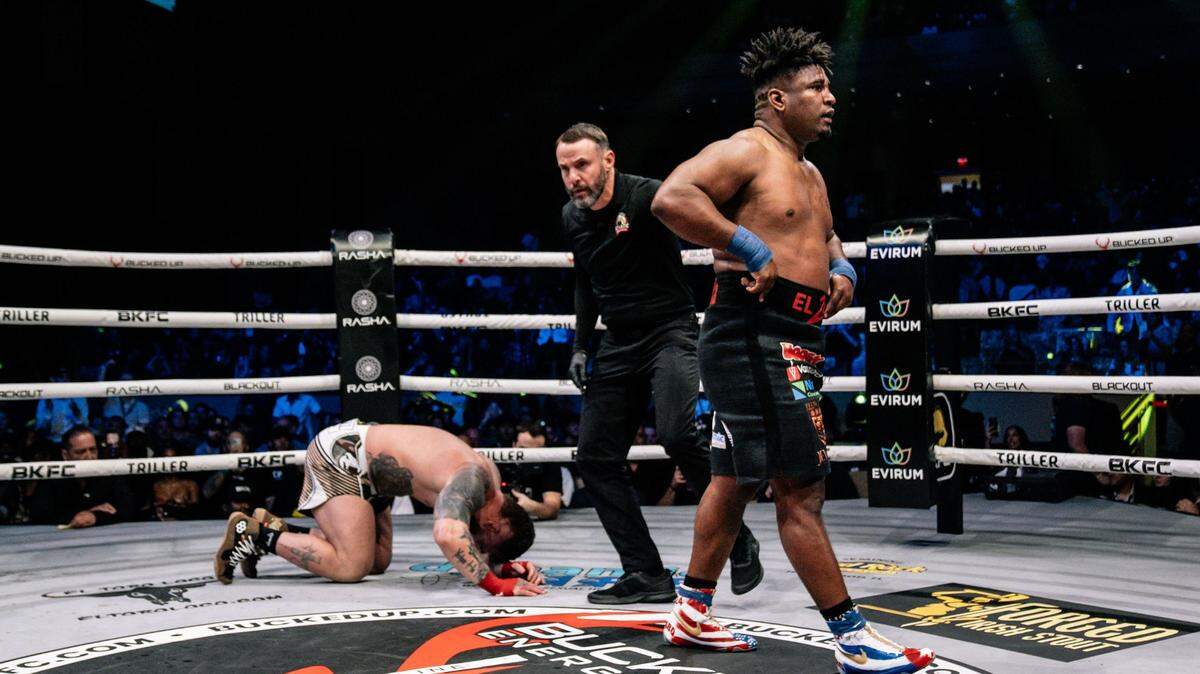 Leonardo Perdomo (der.) derrotó por nocaut en el primer asalto al brasileño Levi “Pitbull’’Costa, en la cartelera celebrada el sábado en el Hard Rock Live del Hotel y Casino Hard Rock en Fort Lauderdale.