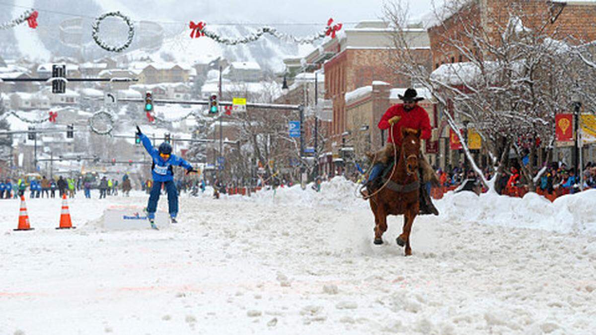 El centro histórico lleva a cabo una serie de actividades que celebran la herencia cowboy y los deportes invernales. Entre ellas las competencias de chicos en esquís arrastrados por caballos.