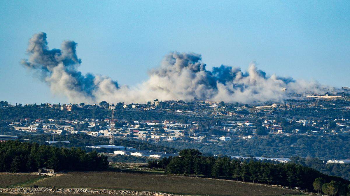 Esta imagen muestra el humo que sale de una aldea libanés después de ser bombardeada por Israel, cerca de la frontera norte de Israel con Líbano, el miércoles 27 de diciembre de 2023.