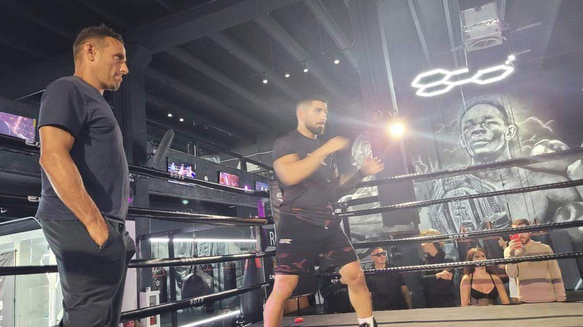 Jesús Gallo (izq.) supervisa un entrenamiento de Ilia Topuria antes de la pelea contra Josh Emmett en Jacksonville, Florida.