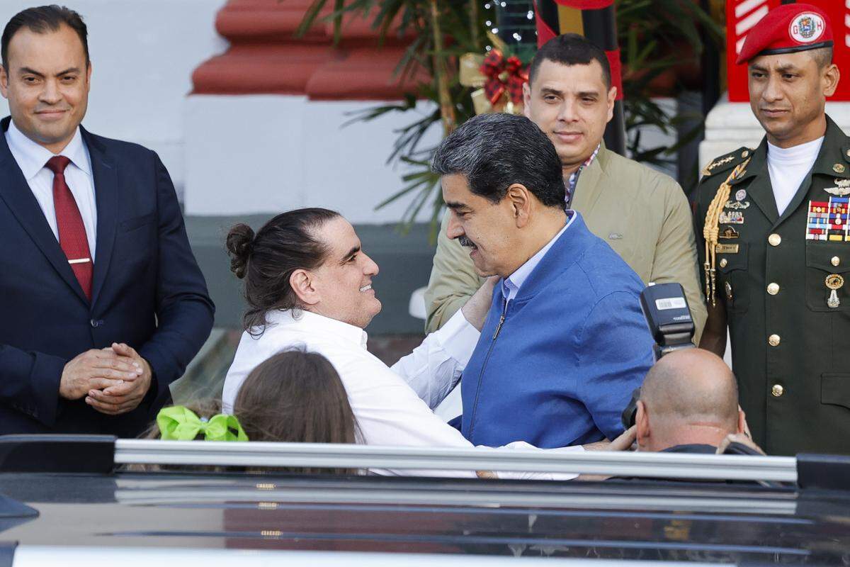 El gobernante venezolano, Nicolás Maduro (der.) saluda al empresario colombiano Alex Saab, su presunto testaferro, el 20 de diciembre de 2023, en Caracas, Venezuela, tras ser liberado por EEUU. Foto: Jesús Vargas/dpa/Sipa USA