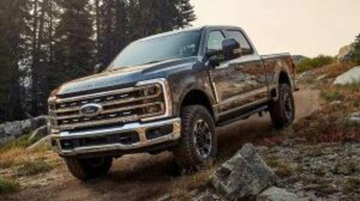 Probar la Ford F-250 Super Duty SRW Crew Cab del 2026 es entender por qué este segmento lo domina Ford con tanta consistencia: la combinación de potencia brutalmente capaz, tecnología de remolque inteligente y una cabina que puede ser tanto una oficina de trabajo como un salón de lujo no tiene igual en el mercado. Quien la necesita sabe perfectamente que no hay otra igual, y quien la descubre por primera vez difícilmente se conforma con menos.