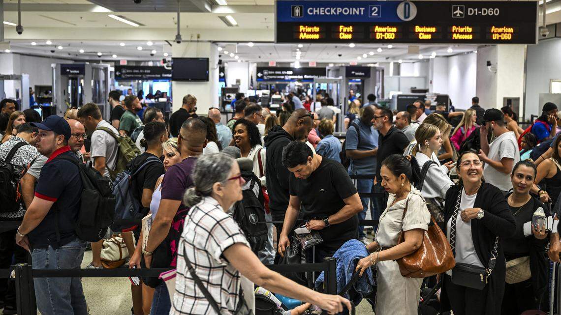 Viajeros en el Aeropuerto de Miami pasan por un control de seguridad el 19 de julio de 2024.