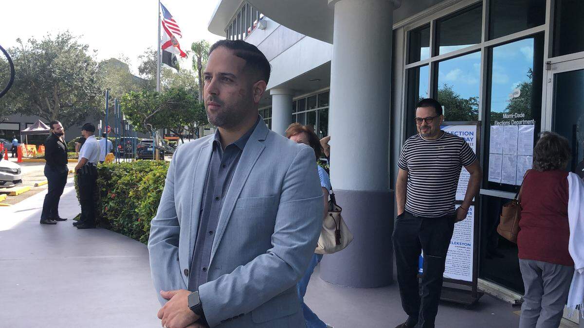 Roberto Rodríguez, asistente del proceso electoral en Miami-Dade, indicó el 8 de noviembre de 2022 que habían votado más de 600,000 personas a través de las tres formas de emitir el voto.