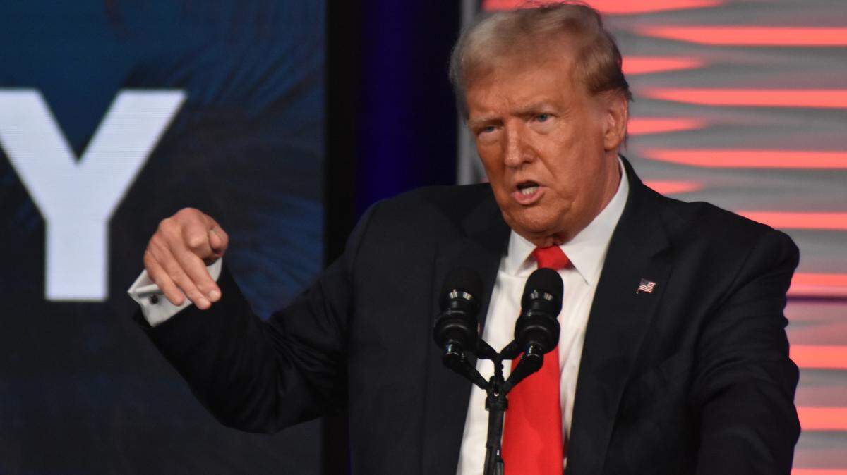 El ex presidente de los Estados Unidos, Donald J. Trump, pronuncia un discurso en la Cumbre de la Libertad del Partido Republicano de Florida en Kissimmee. El expresidente estadounidense Donald J. Trump comentó sobre la guerra entre Israel y Hamas y el gobernador de Florida, Ron DeSantis.