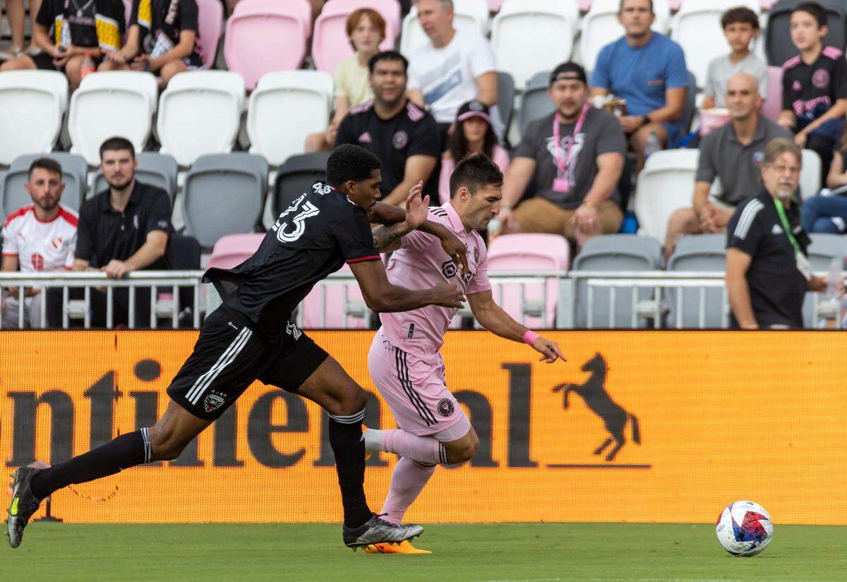 El jugador del Inter Miami Franco Negri (der.) conduce la pelota ante la marca de Donovan Pines, del D.C. United, en el partido de la MLS celebrado el 3 de junio de 2023 en el DRV PNK Stadium en Fort Lauderdale, Florida.