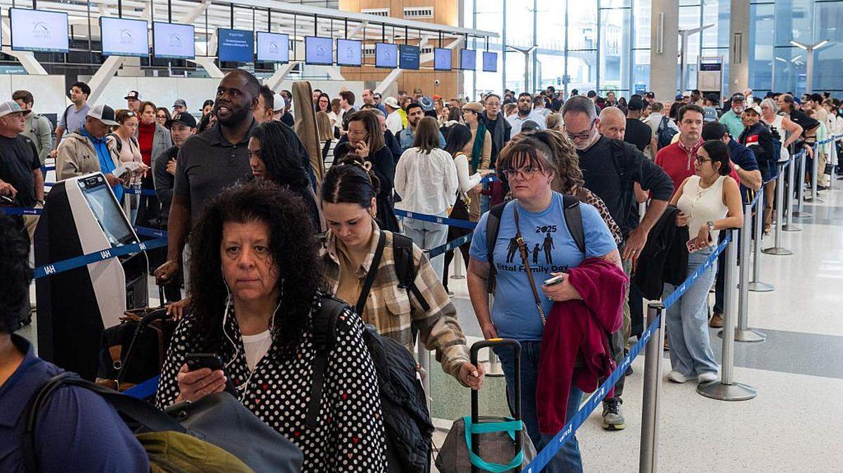 Viajeros hacen fila en la Terminal E del Aeropuerto Internacional George Bush el 19 de marzo de 2026, en Houston, Texas. Los aeropuertos de todo el país continúan experimentando largas filas durante el cierre federal que afecta a la TSA.