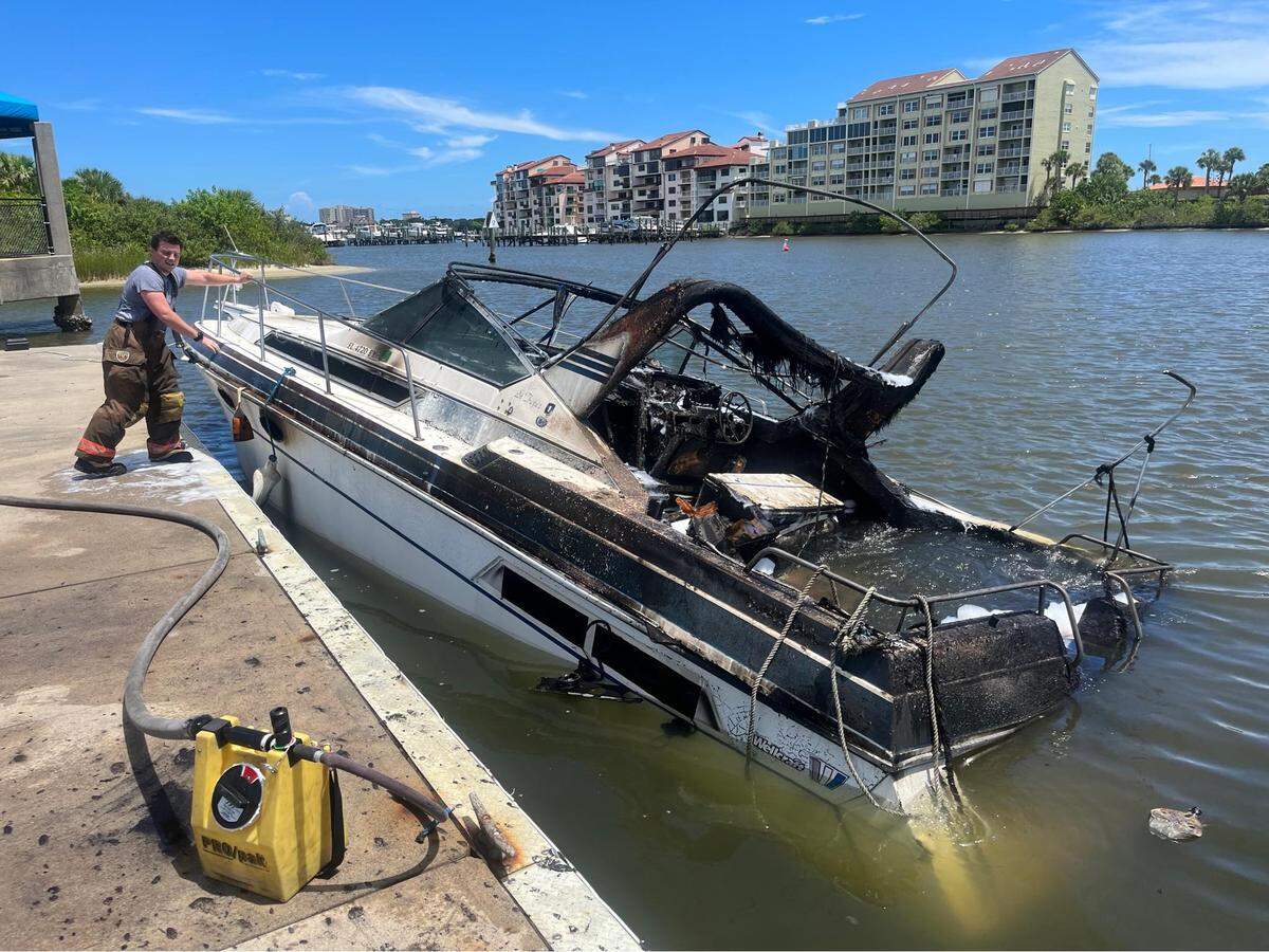 Un video de seguridad divulgado por los bomberos de Daytona Beach capturó el momento en que la embarcación estalló y las llamas comenzaron a propagarse por el bote de 34 pies de eslora, el 22 de agosto de 2022 en la marina Halifax Harbor.