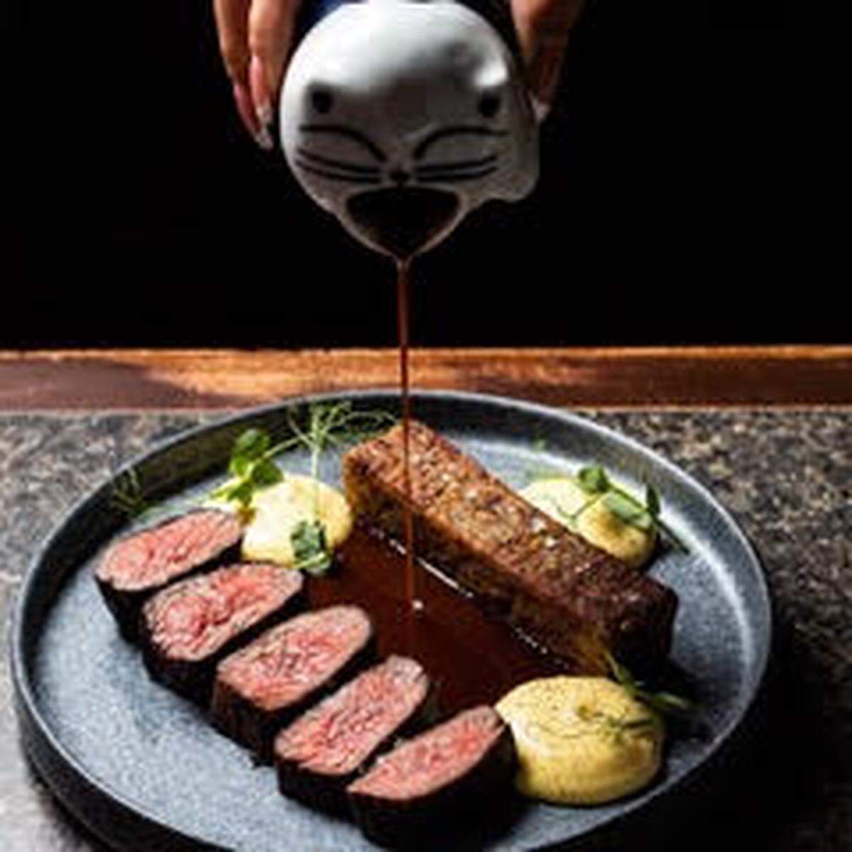 El filete con patatas acompañado de salsas Bordelaise y holandesa de Zitz Sum es un éxito entre los fanáticos.