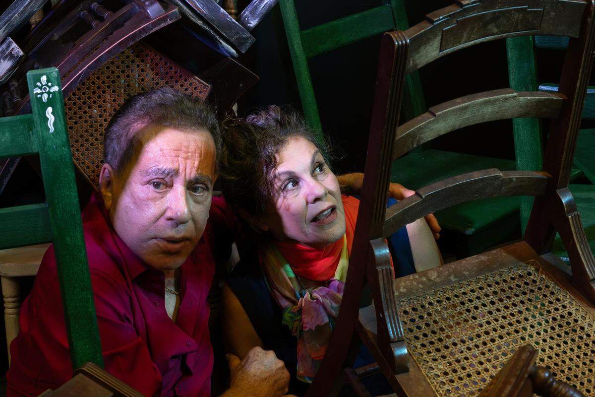 “La obra tiene situaciones muy graciosas”, dice Gerardo Riverón sobre “Las Sillas”, que MarGi Happenings lleva a escena para dejar abierta el 7 de noviembre su sede permanente, La 4ta Pared Cultural Arts Center. 