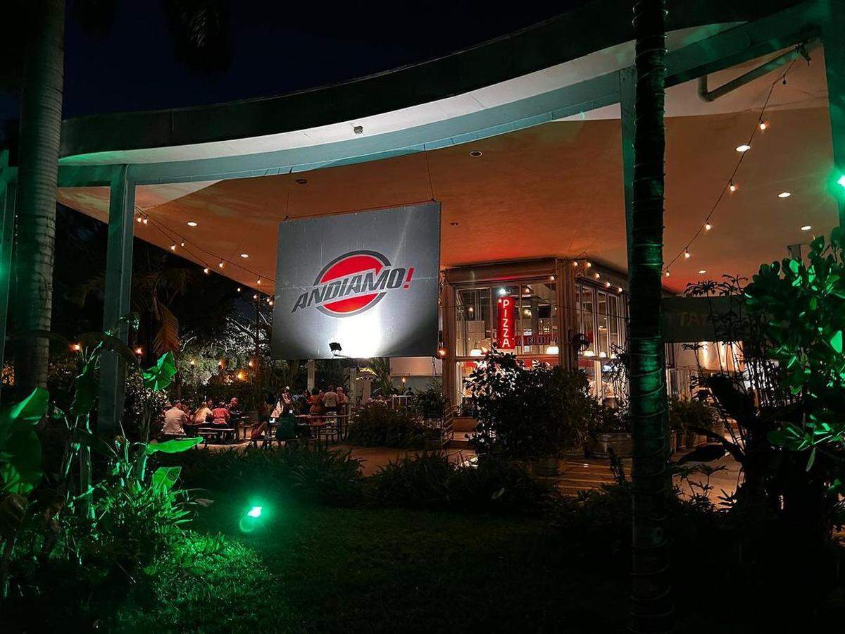 Las mesas en Andiamo Pizza están al aire libre siempre están a la sombra.&nbsp;