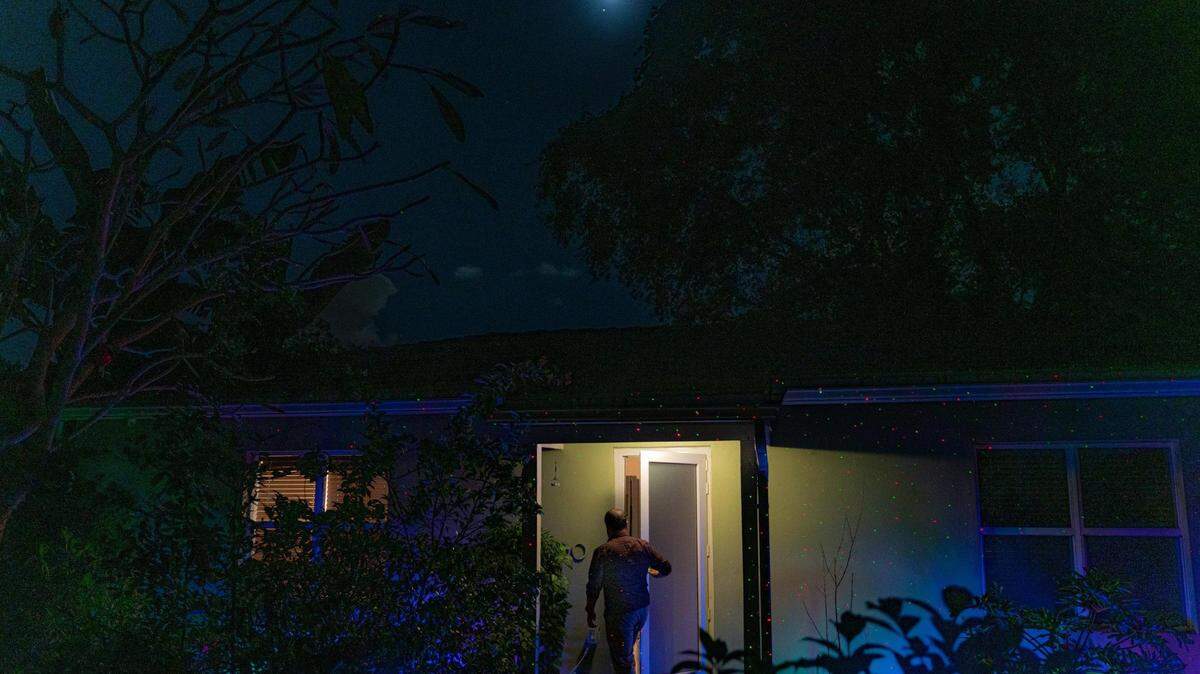 Los profesionales del condado de Miami-Dade que ganan entre $64,000 y $75,000 al año tienen dificultades para hacer frente al aumento del precio del alquiler y de la vivienda. Arriba: Tanjim Hossain abre la puerta de su casa en North Miami, el miércoles 8 de diciembre de 2022.