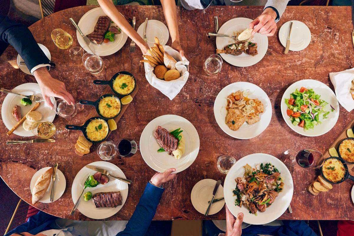 Muchos cruceros modernos han descartado un gran salón comedor. Beyond ofrece cuatro restaurantes con temáticas. Entre ellos Cyprus brinda comida mediterránea.