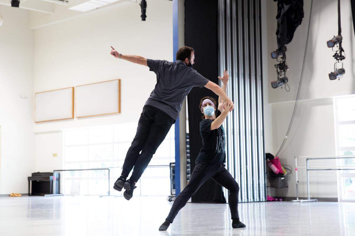 Alexei Ratmansky y Carlos Quenedit ensayan “El Lago de los Cisnes”.