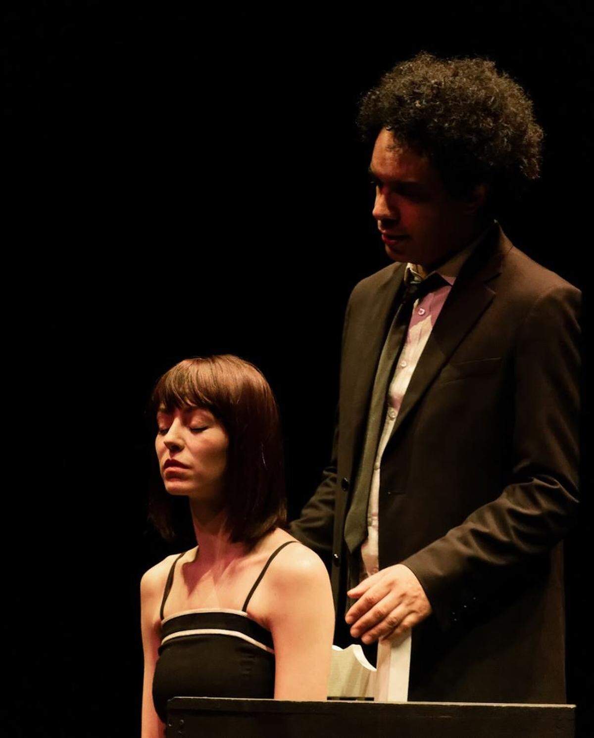 Escallón y Baxter en una escena de “SuperPasito”, que el 37 Festival Internacional de Teatro Hispano de Miami presenta el viernes 21 y el sábado 22 de julio a las 8:30 de la noche, y el domingo 23 a las 5:00 de la tarde en la sala del Koubek Center.