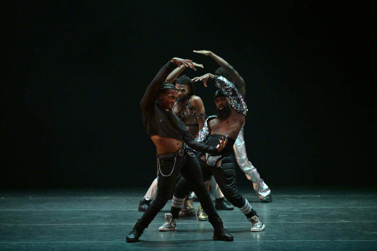 Los bailarines de AV Dance se presentan en el Festival “Men Who Dance”.