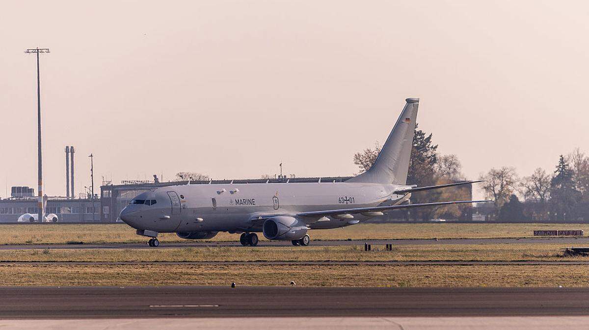 Un avión de reconocimiento marítimo P-8A Poseidon de la Bundeswehr (Fuerzas Armadas de Alemania) llega tras aterrizar el 7 de noviembre de 2025 en Berlín, Alemania. Un avión similar a este ha sido usado por Estados Unidos para realizar vuelos militares de inteligencia, según un reportaje de CNN el lunes, 11 de mayo de 2026.