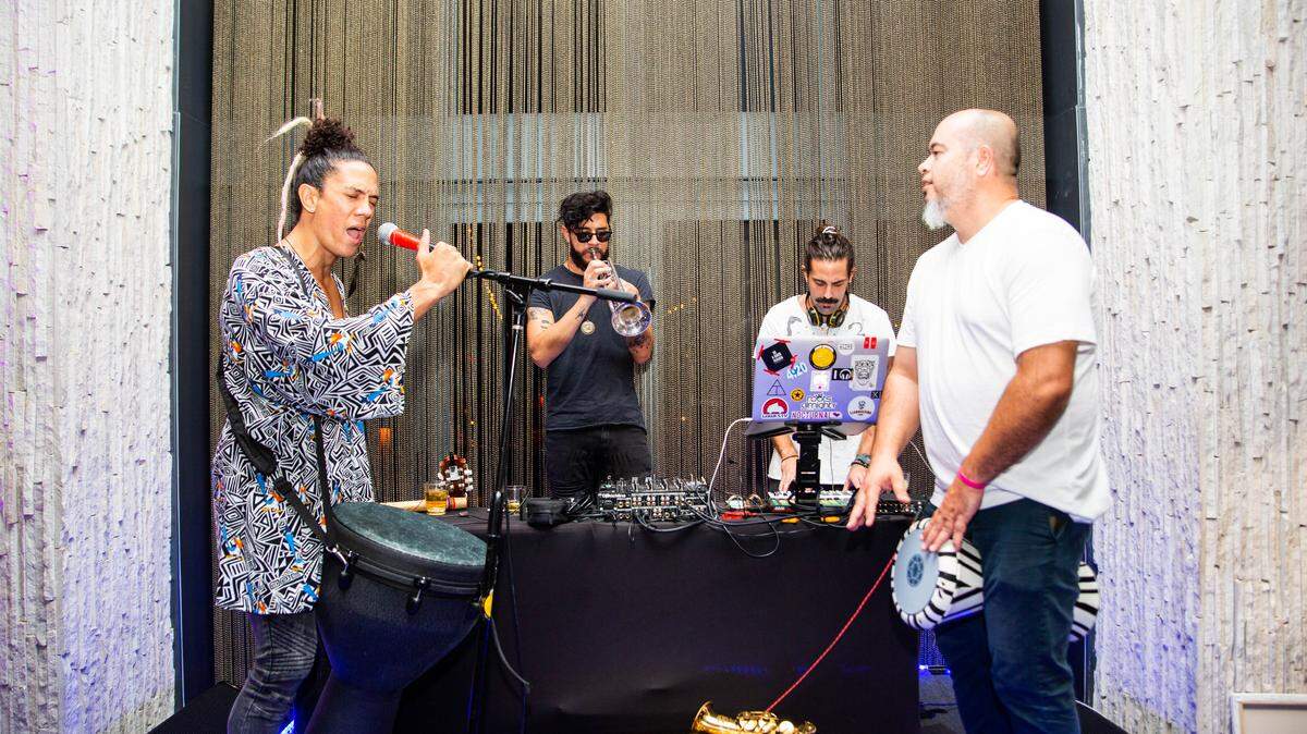 Las tardes musicales de “Living Room”, en el hotel W South Beach, se han hecho muy populares porque presentan la música de talentosos artistas locales con diferentes géneros musicales, que van desde el jazz hasta el rock y la música más contemporánea.