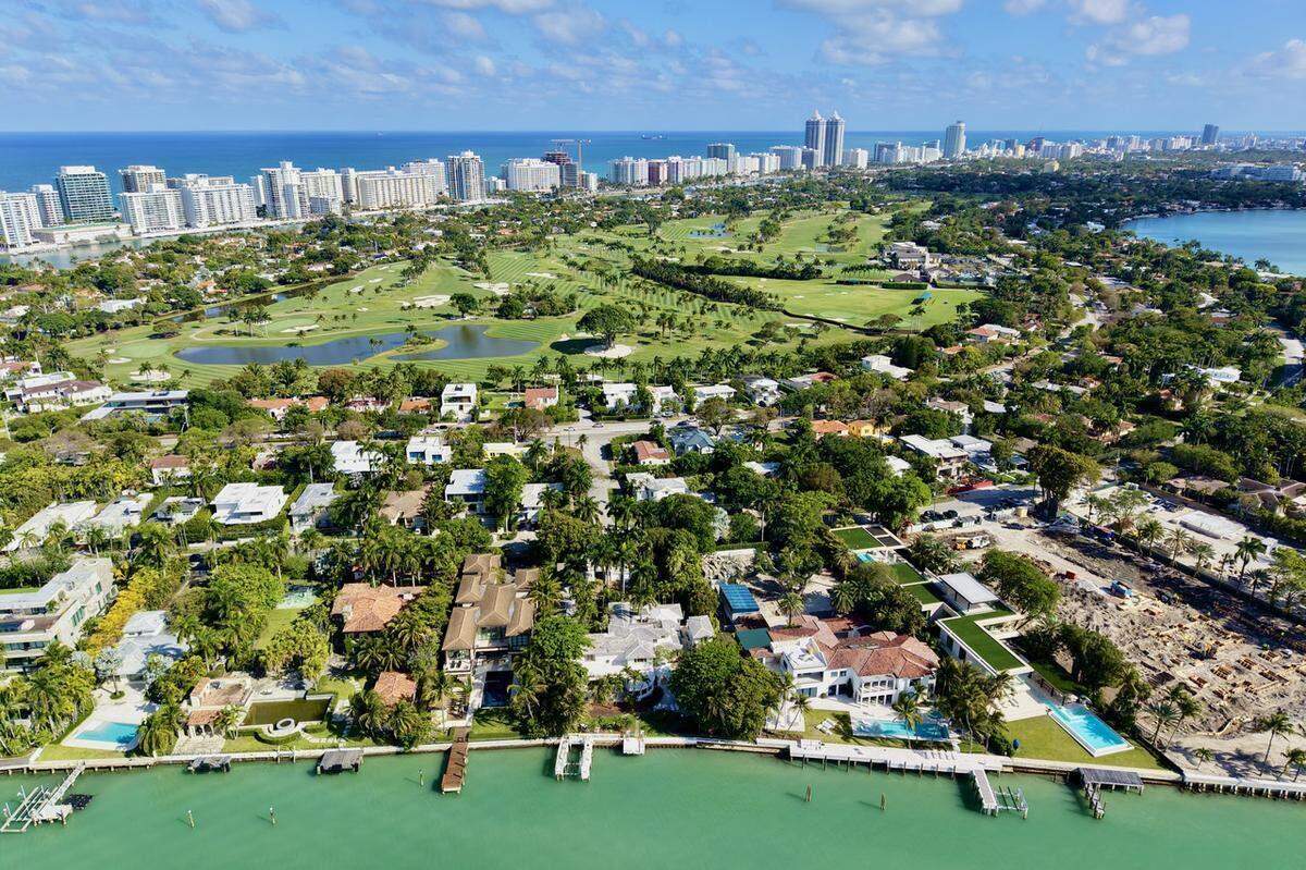 Una vista aérea de la propiedad situada en el 6000 N. Bay Road, que acaba de venderse por 31.5 millones de dólares.