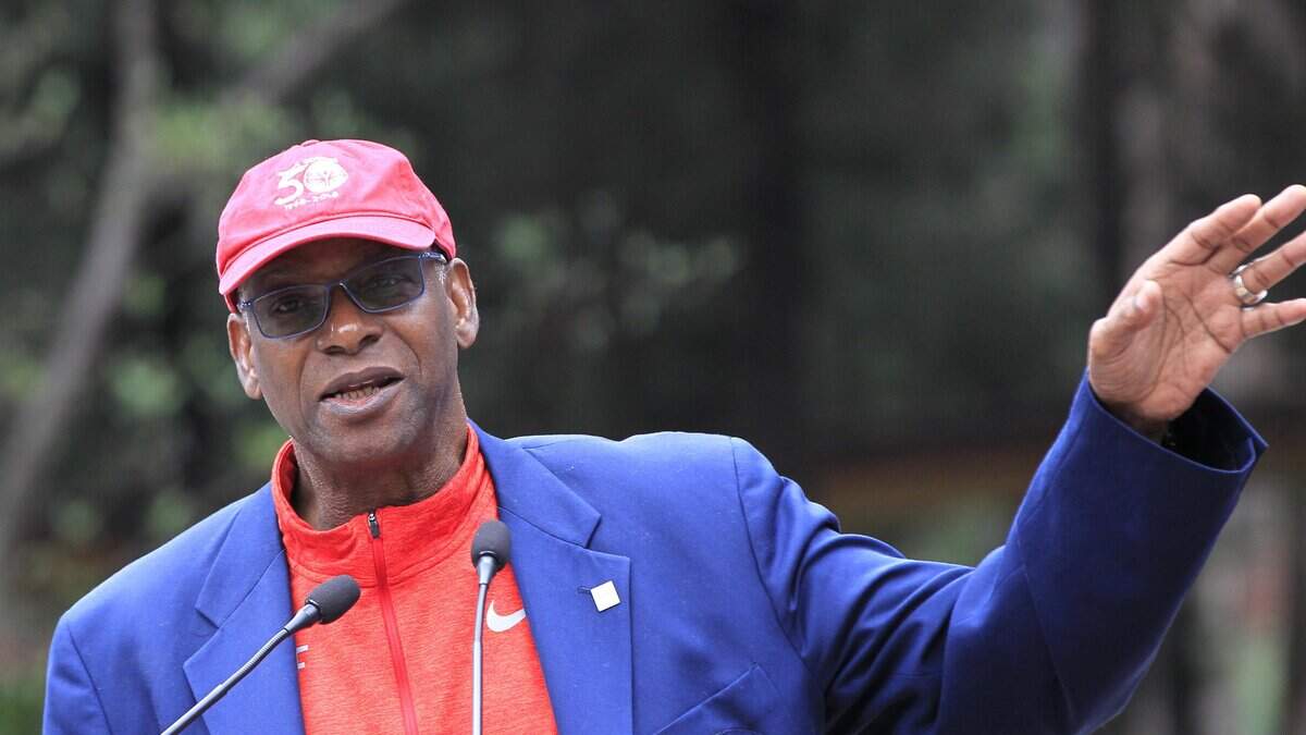 El exatleta estadounidense Bob Beamon habla el viernes 12 de octubre de 2018 en el Estadio Olímpico Universitario, en Ciudad de México, durante la celebración del 50 Aniversario de los Juegos Olímpicos de 1968.
