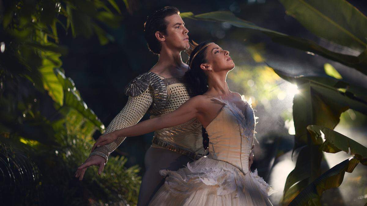 Carlos Quenedit y Katia Carranza como Sigfrido y Odette en “El Lago de los Cisnes” de Alexei Ratmansky.