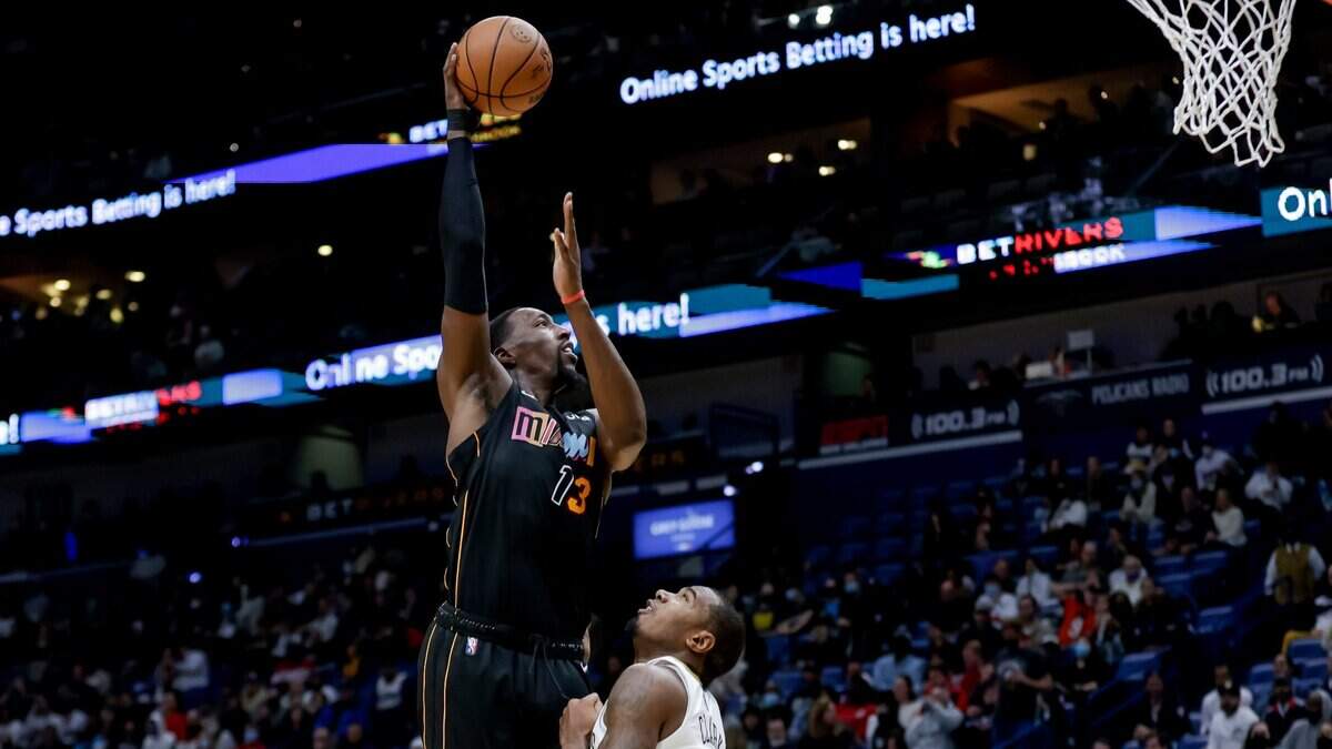 El jugador del Heat Bam Adebayo tira al aro ante la marca de Gary Clark, de los Pelicans, en el partido celebrado el 10 de febrero de 2022 en New Orleans.