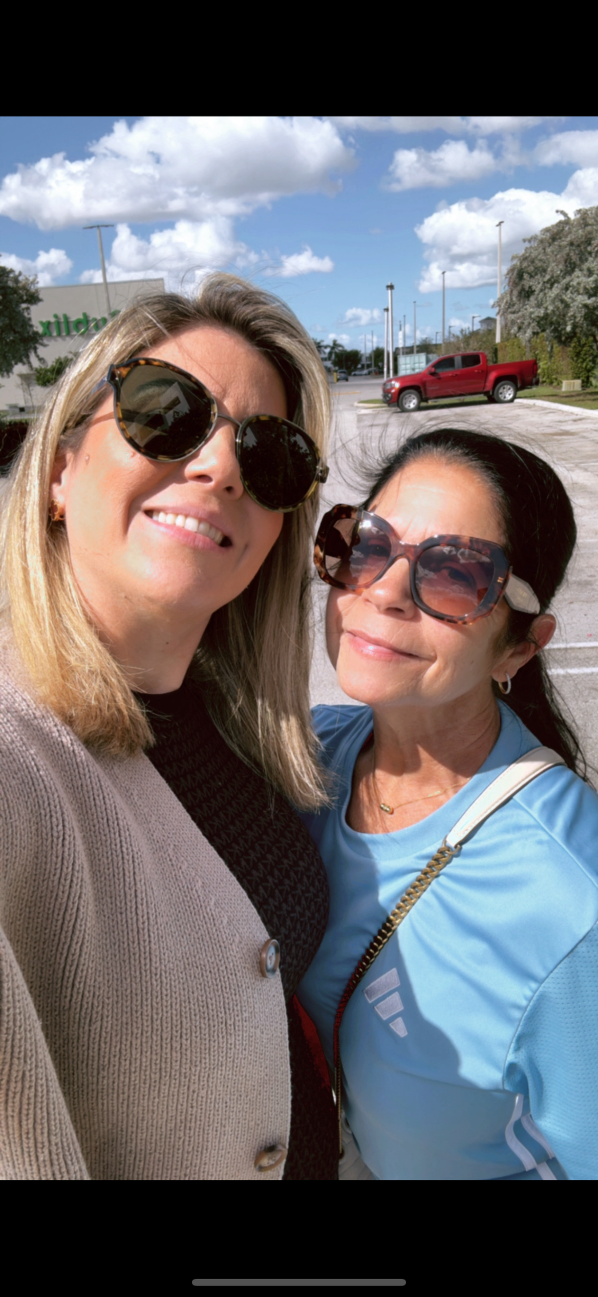 Jenny Padura con su mamá, Maritza Madrazo, a quien dedicó estas palabras el pasado Día de las Madres: “¡La que siempre está! La que no importa la edad que tengas, sigue aconsejándote, regañándote y guiándote. No hay amor más grande que el de una madre, es incondicional”.