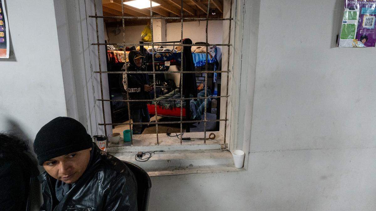 Migrantes de Sur América tratan de mantenerse caliente en un refugio en Juárez, México, el 17 de enero de 2025. Es posible que este tipo de refugios reciban una parte de los inmigrantes deportados de Estados Unidos.
