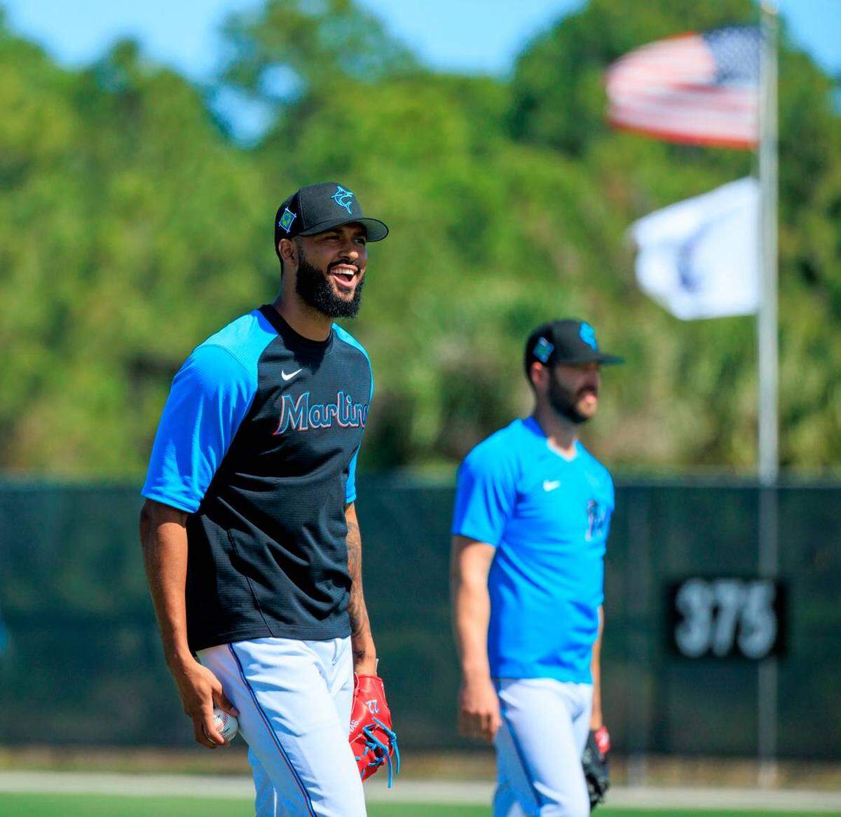 Sandy Alcántara trabaja en el entrenamiento de primavera de los peces en Jupiter, Florida, el 14 de marzo de 2022.
